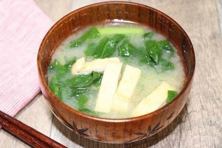 茶色の椀に盛られた大根の葉っぱのみそ汁