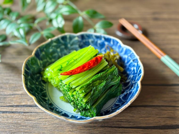 青色の和皿に盛られた大根の葉っぱの漬物