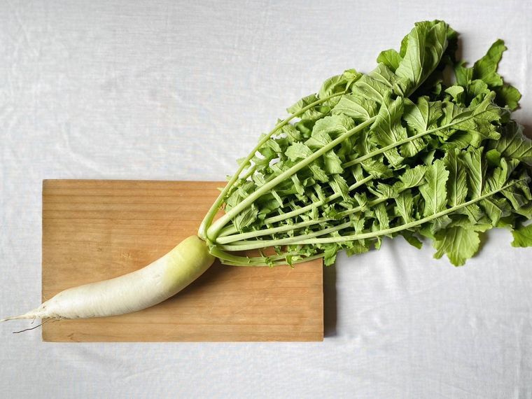 まな板におかれた葉付きの大根