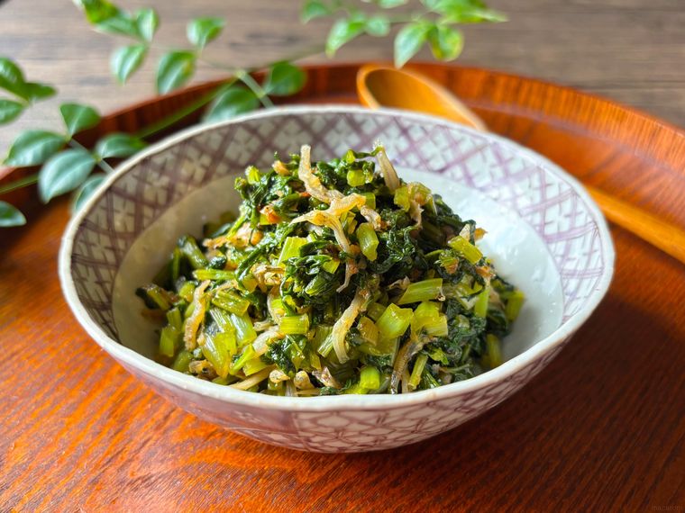 和皿に盛られた大根の葉っぱのふりかけ