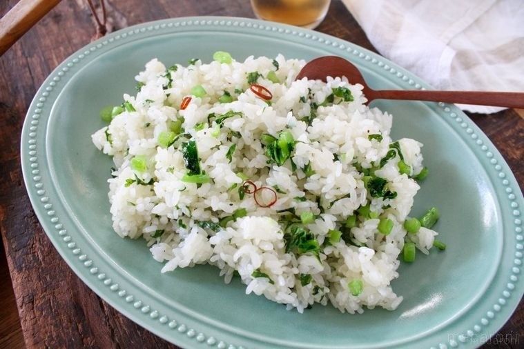 ブルーグレーの皿に盛られた大根の葉っぱのチャーハン
