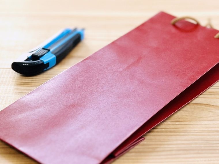 赤いワイン袋とカッター