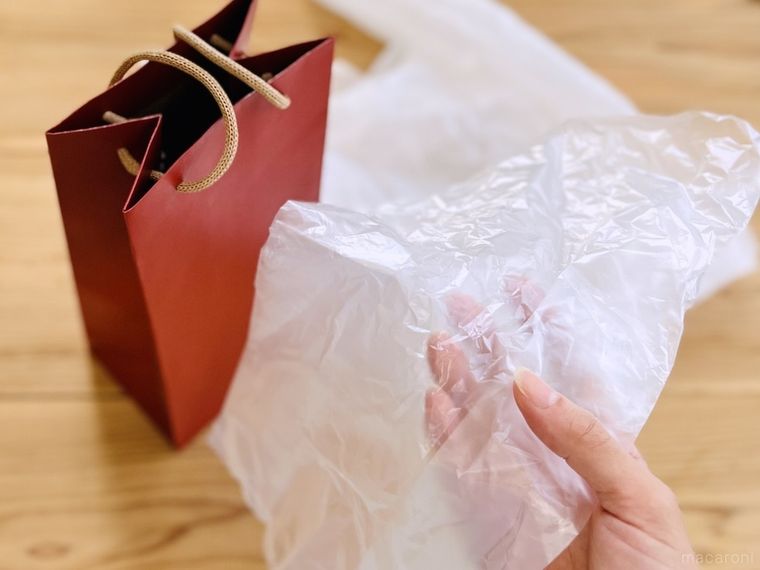 赤いワイン袋とポリ袋