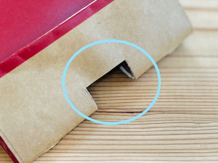 赤いワイン袋の底を四角く切り取った様子