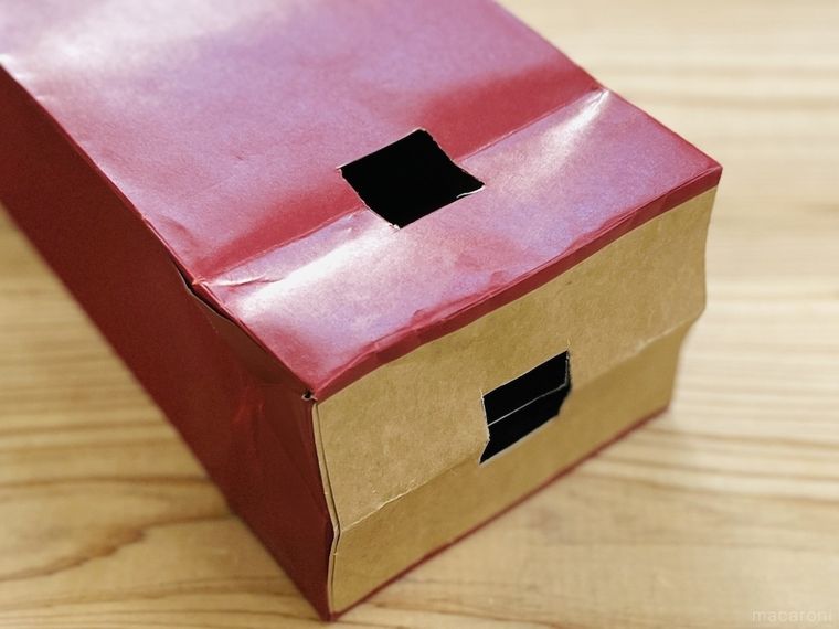 赤いワイン袋の底と側面に穴を開けた様子