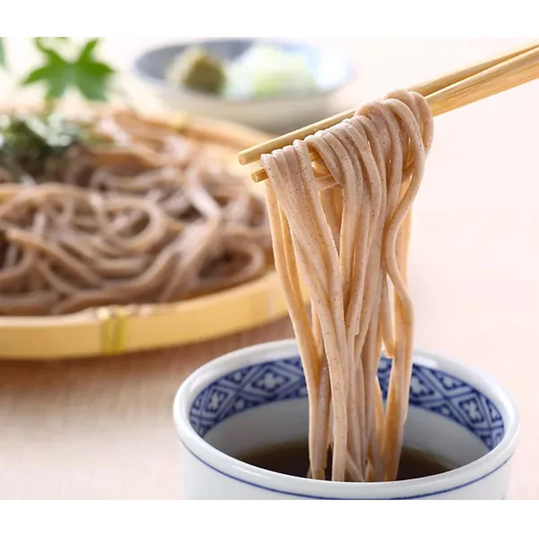箸で蕎麦を取る様子