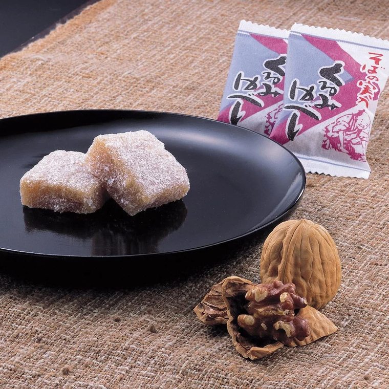 くるみとお皿に盛り付けたそばの実入 くるみゆべし