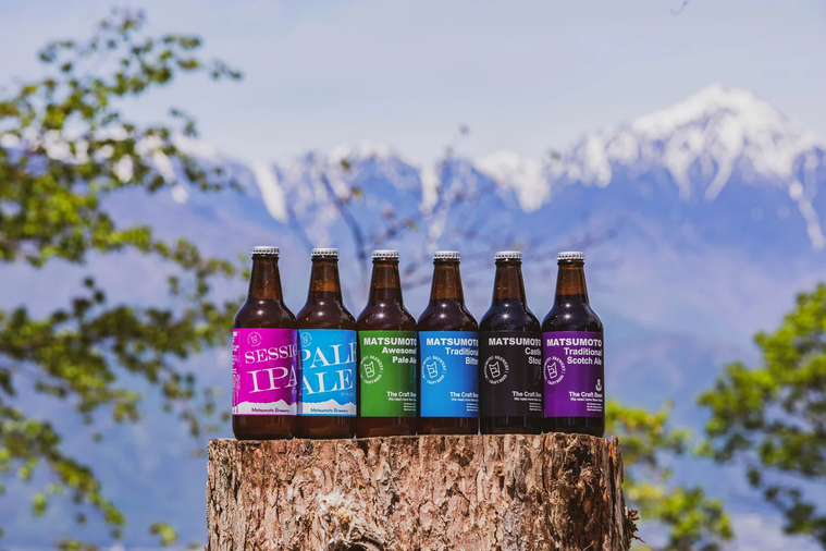 岩の上に並んだ松本ブルワリーのビール6本
