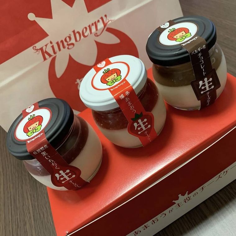 3つ並んだあまおう生チーズケーキと黒いちぢく生チーズケーキとチョコレート生チーズケーキ