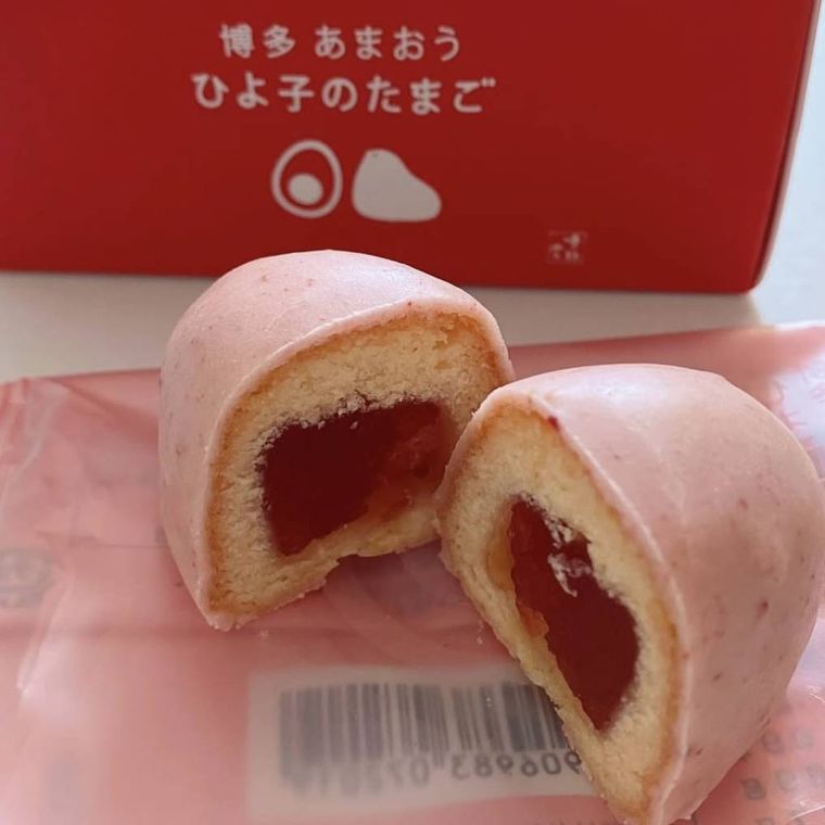 半分にカットした博多あまおう ひよ子のたまご