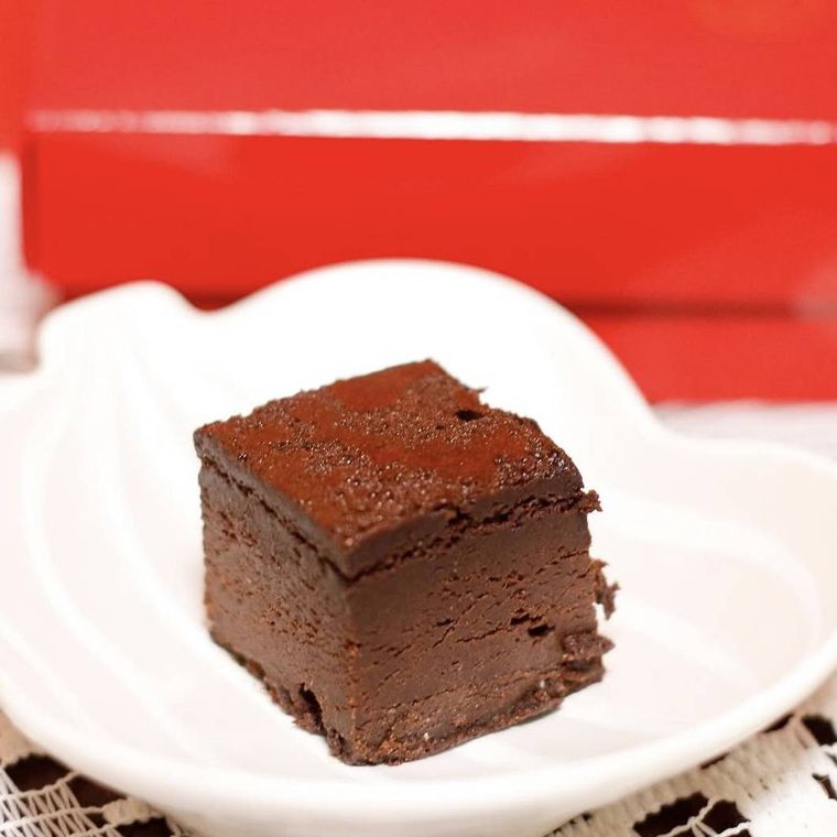 カットして白い器にのせた焼生ショコラ