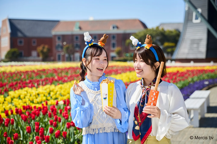 ミッフィーとメラニーのぬいぐるみカチューシャをつけた女性2人