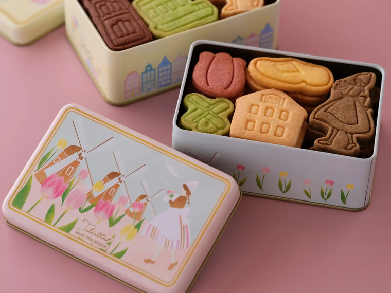 チューリップのイラストが描かれた缶に入ったカラフルなクッキー
