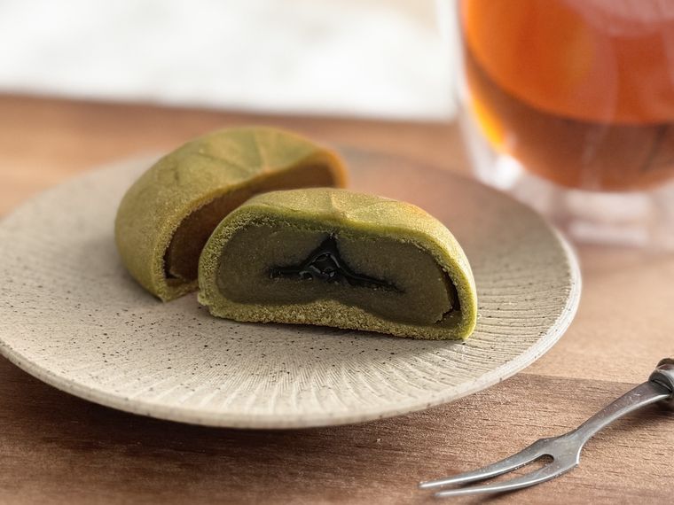 半分にカットして皿に盛り付けた高瀬茶饅頭茶のしずく