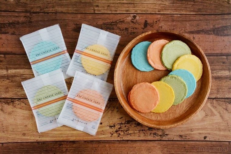 皿にのせたクアトロえびチーズと個包装