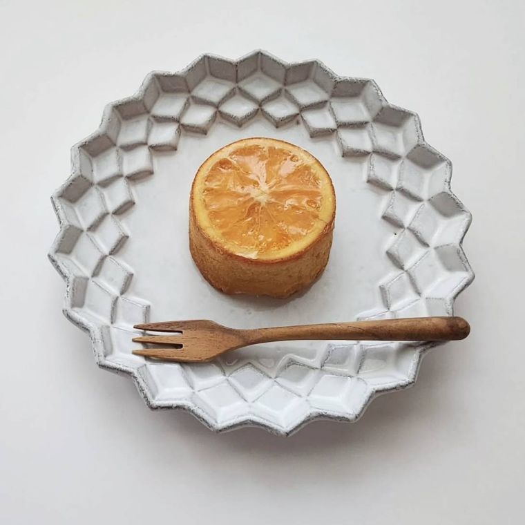 白い器にのった瀬戸内芳醇オレンジケーキとフォーク