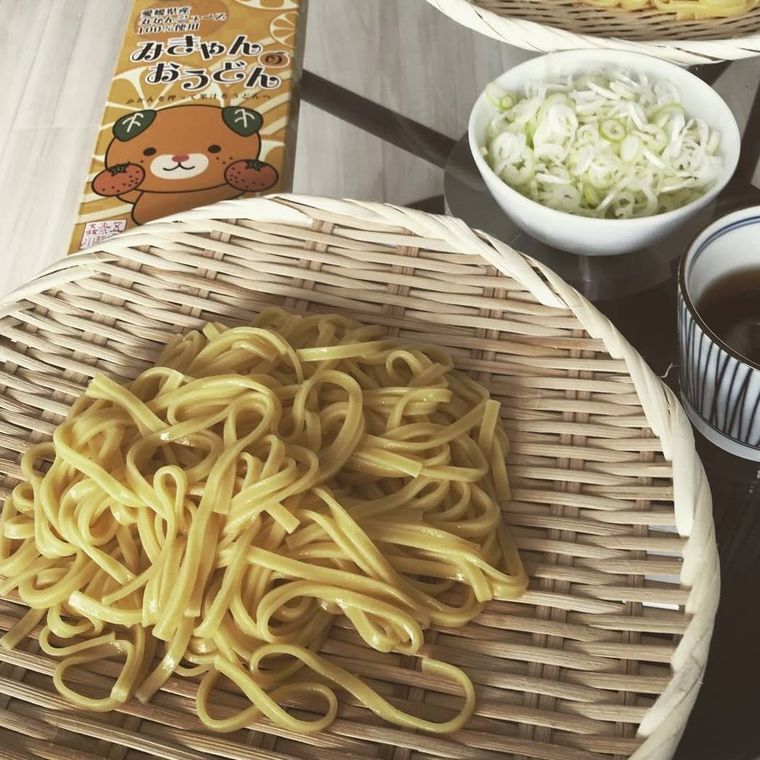 ザルに盛られた五色そうめんのみかんのうどん