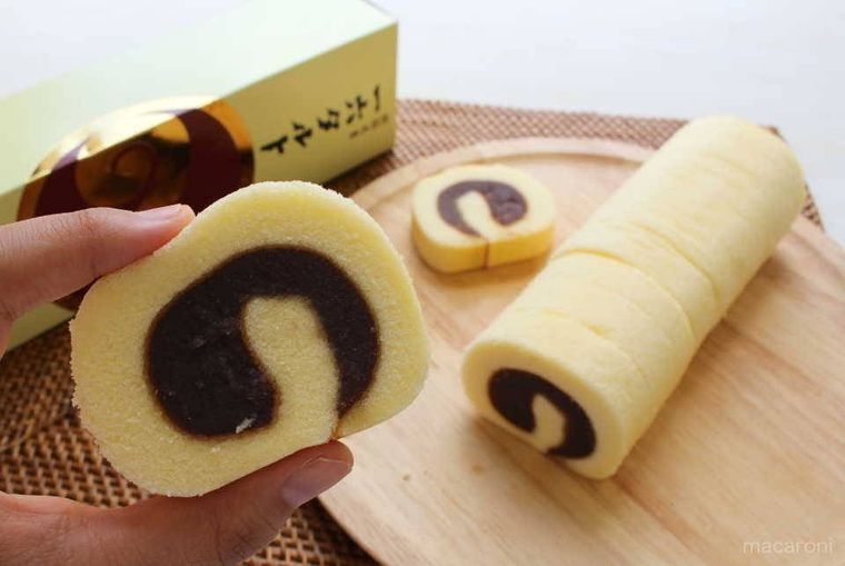 切り分けられた一六タルトを指でつまんでいる様子