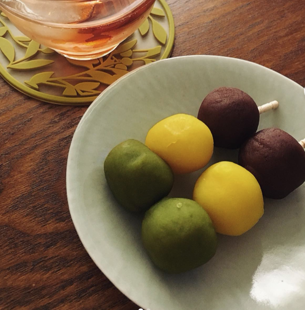 皿に盛られたうつぼ屋の坊ちゃん団子2本