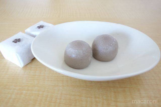 お皿にのった2つの山田屋まんじゅう