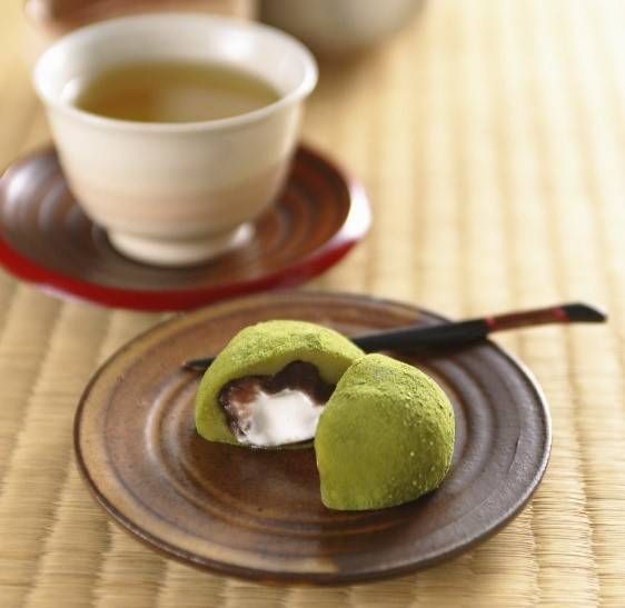 断面から白いクリームがあふれる抹茶大福