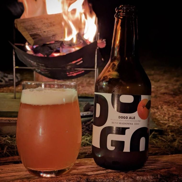 道後エール 紅まどんなを注いだグラスと瓶