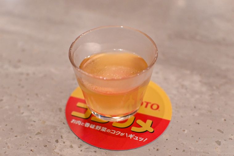 コンソメの入ったカップ