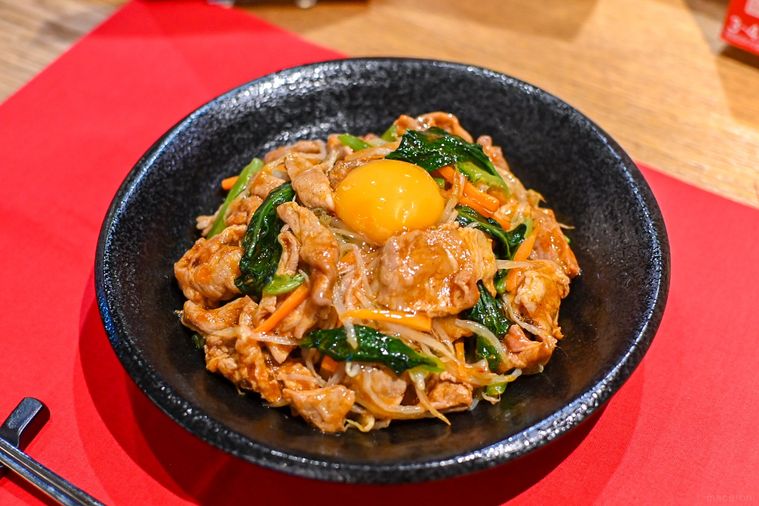 お皿に盛ったビビンバ