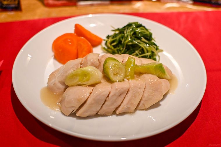 お皿にのった蒸し鶏