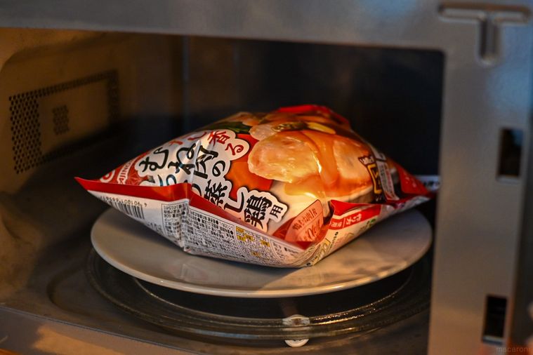 レンジ庫内でパッケージが膨れているところ