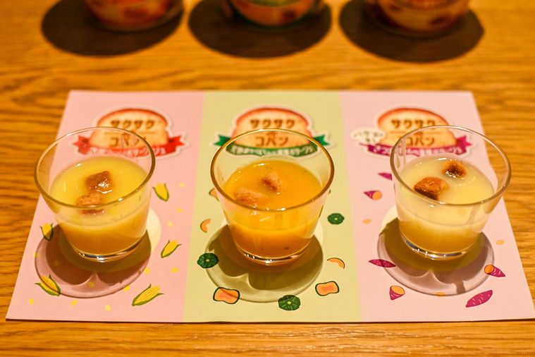 スープが入ったカップが3つ並んでいるところ