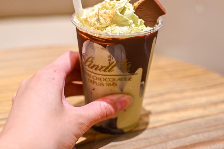 ドリンクのカップを押しているところ