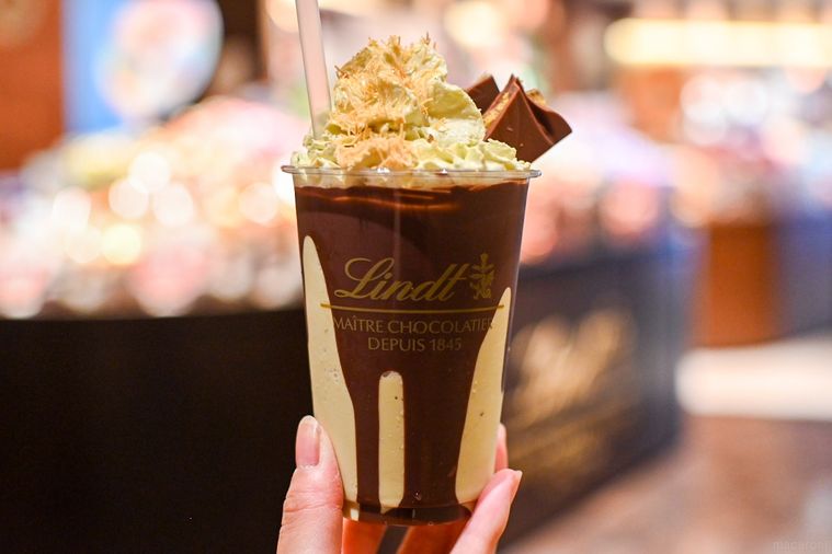 ドリンクを持っているところ