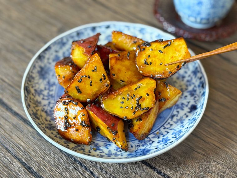 和皿に盛られた揚げない大学芋