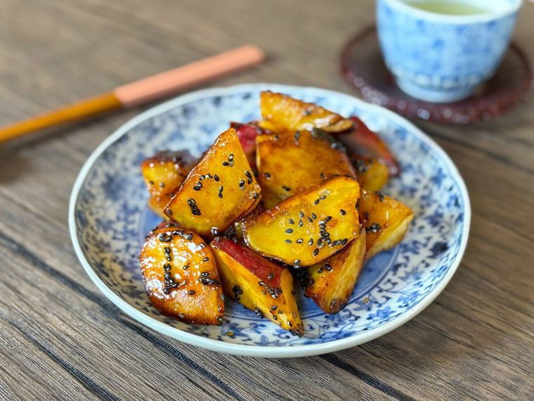 和皿に盛られた揚げない大学芋
