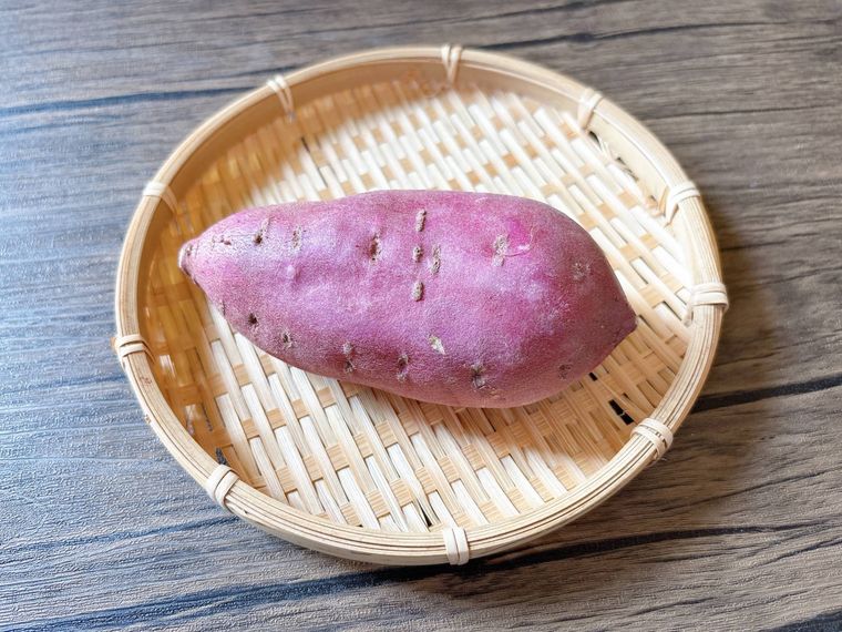 ザルに盛られたさつまいも