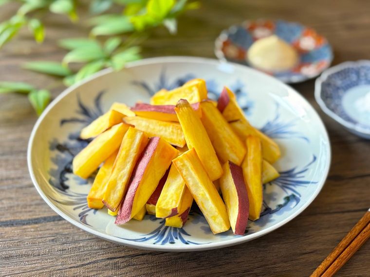 和皿に盛られたさつまいもの素揚げ