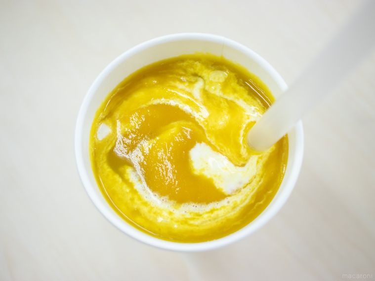 モスバーガーまぜるシェイク さつまいも北海道産 紅はるかを混ぜている様子