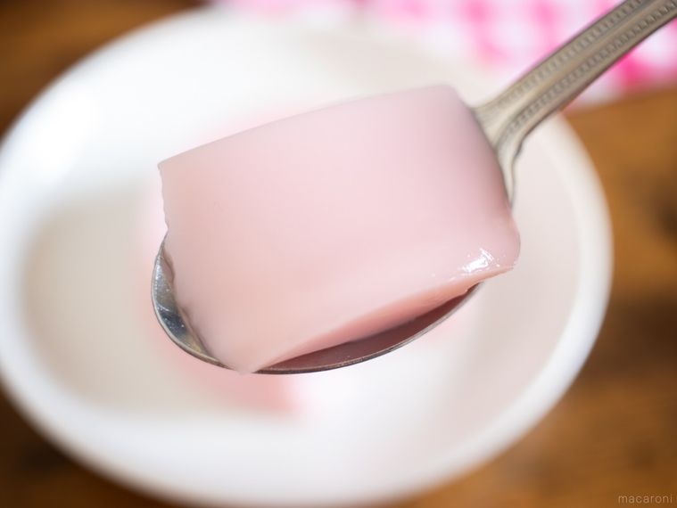 ふじや食品いちごみるく胡麻どうふをスプーンですくっている様子