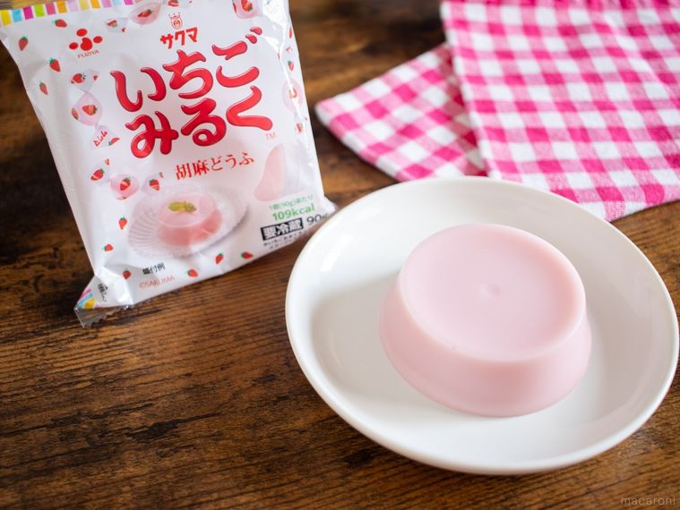 ふじや食品いちごみるく胡麻どうふのパッケージとお皿にのせた中身を並べている様子