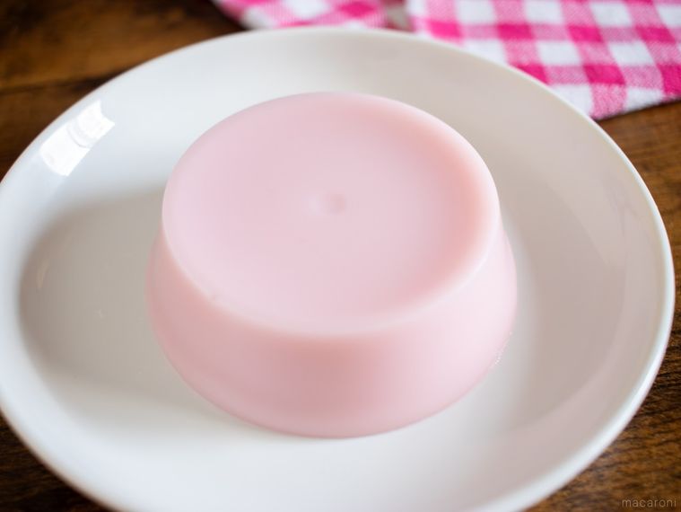 ふじや食品いちごみるく胡麻どうふをお皿に盛り付けた様子