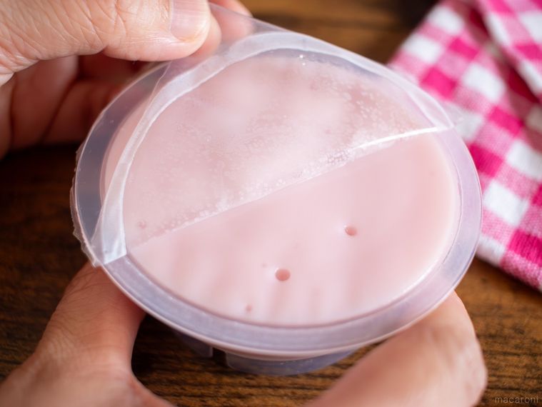 ふじや食品いちごみるく胡麻どうふの封を開けている様子