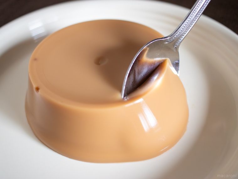 ふじや食品ミルクキャラメル胡麻どうふをスプーンですくっている