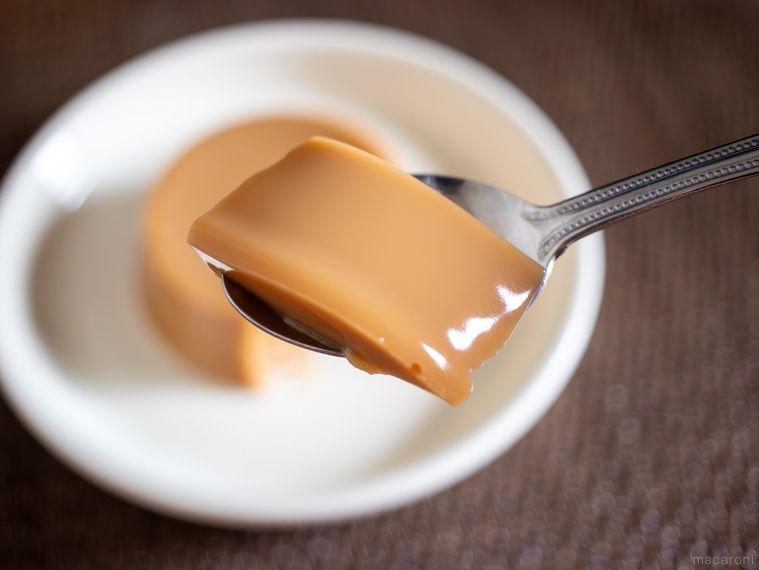 ひと口サイズのふじや食品ミルクキャラメル胡麻どうふをスプーンで持ち上げている