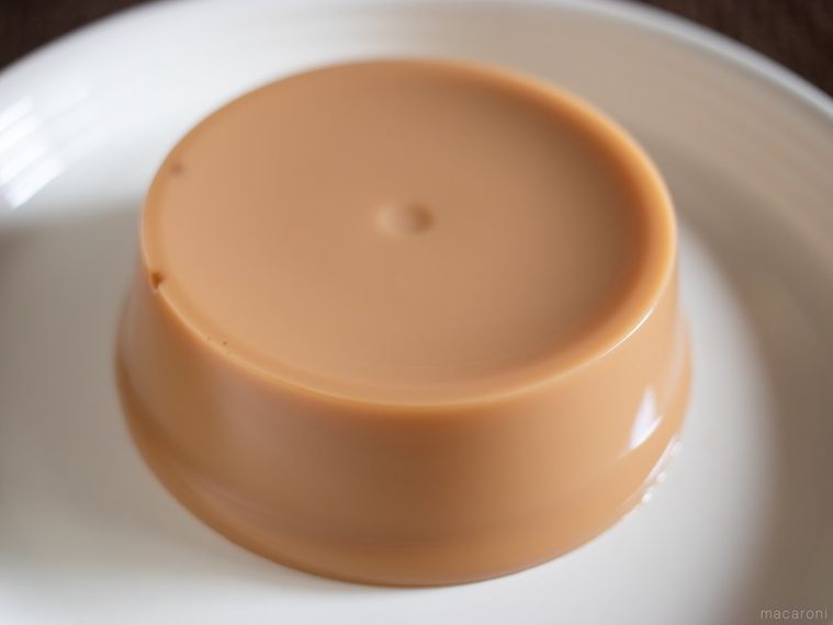 ふじや食品ミルクキャラメル胡麻どうふを白いお皿にのせている