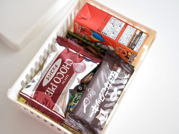 おやつとパックジュースを入れたところ