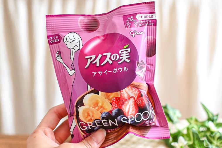 アイスのパッケージを持っているところ