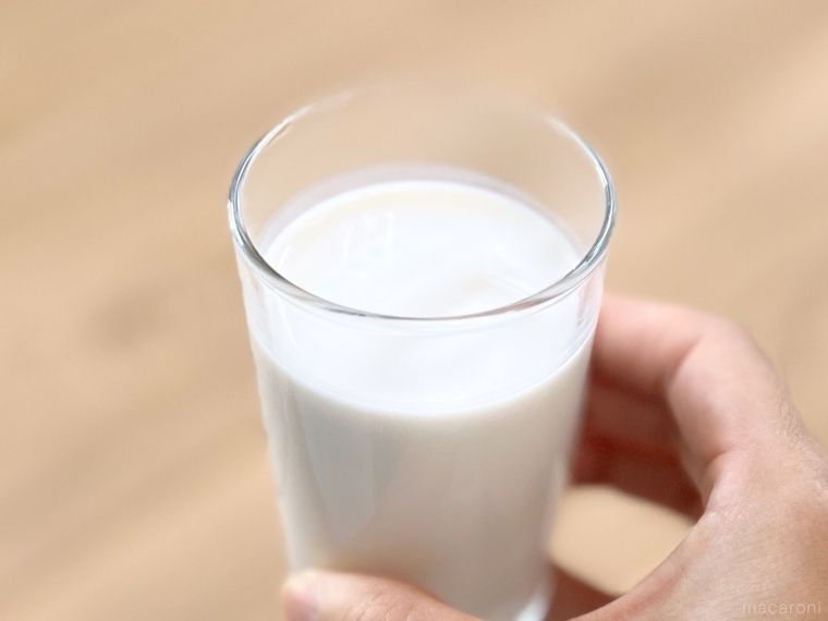 エクリプス ミルクが入ったグラスを手で持っている様子