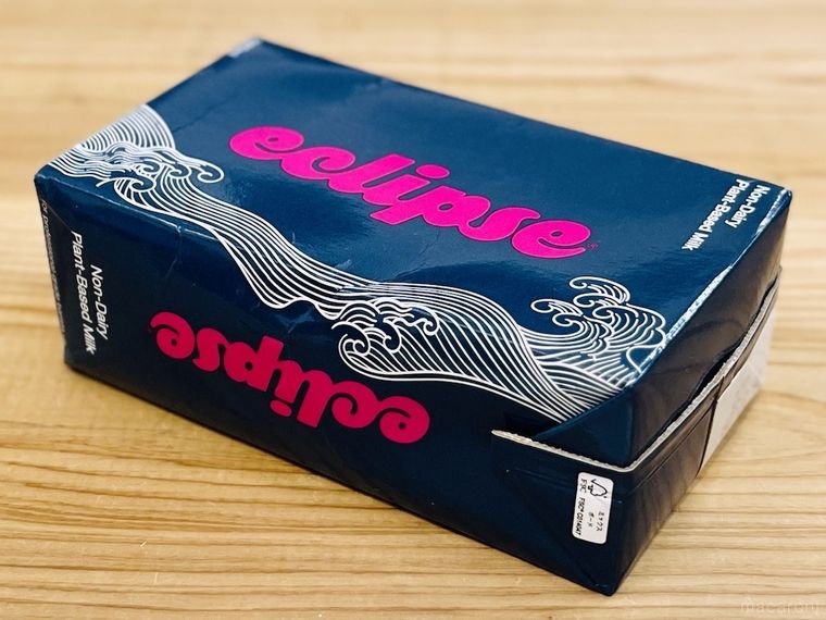 テーブルの上に置かれたエクリプス ミルク