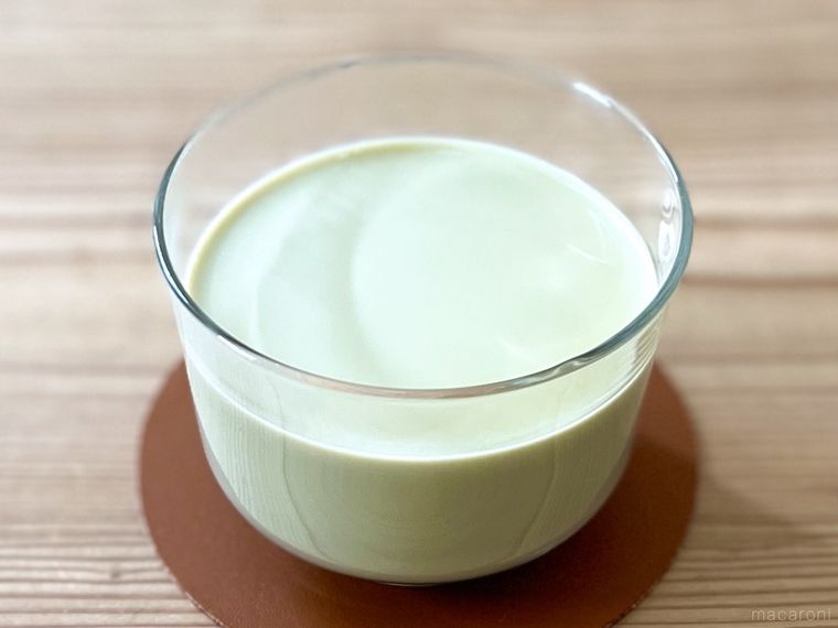 抹茶ラテが入ったガラスのコップ